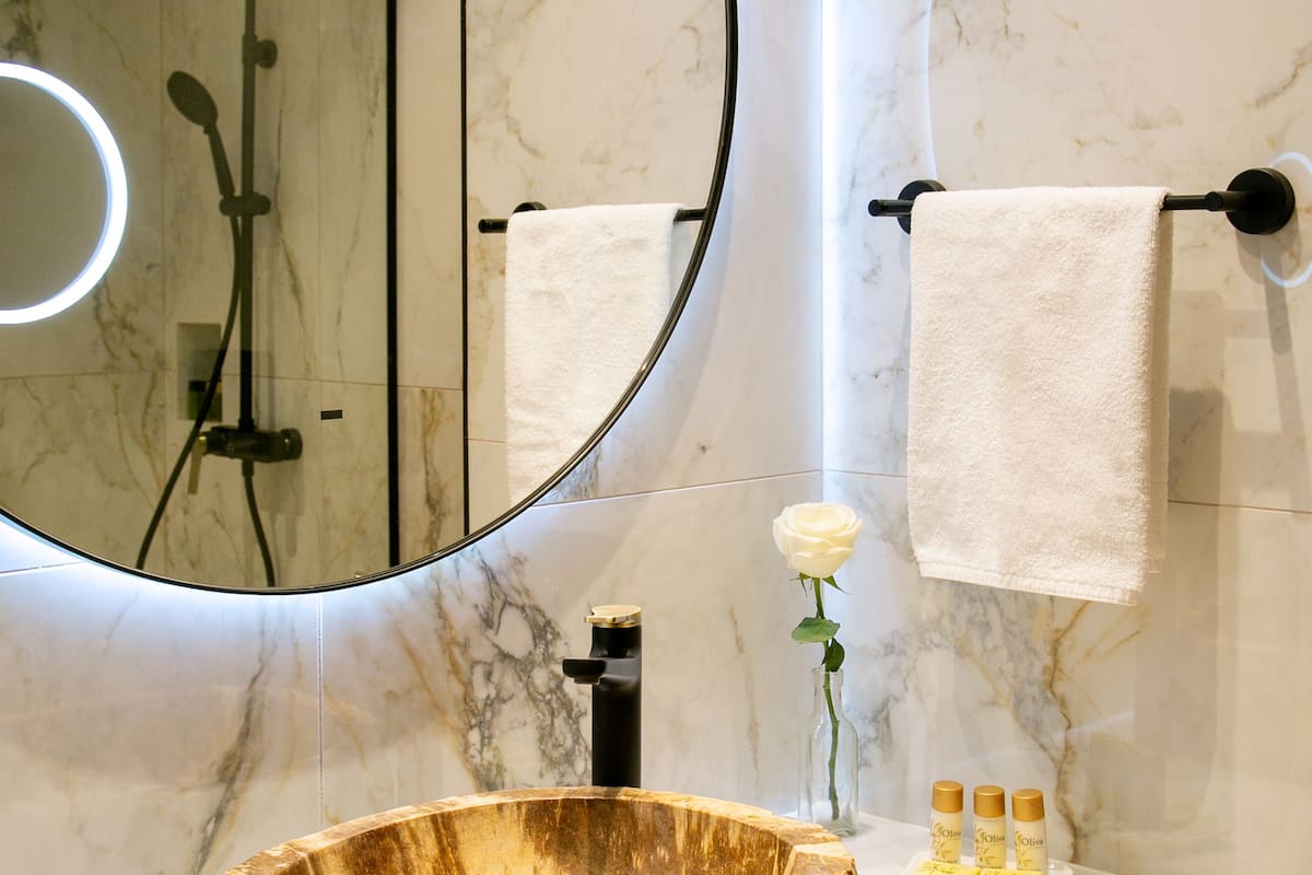 junior suite, balcony, sea view (swim up) | bathroom | shower, free toiletries, hair dryer, towels