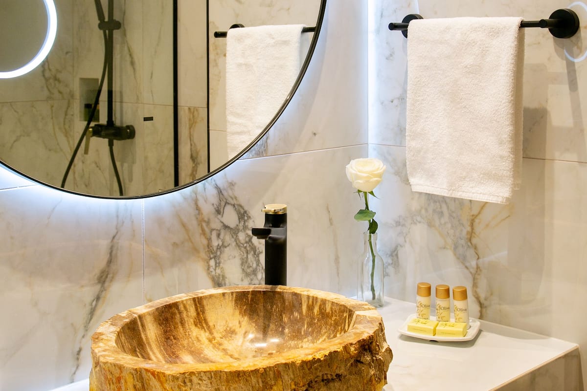 Junior Süit, Balkon, Deniz Manzaralı (Swim up) | Banyo | Duş, ücretsiz banyo/kozmetik ürünleri, saç kurutma makinesi, havlu