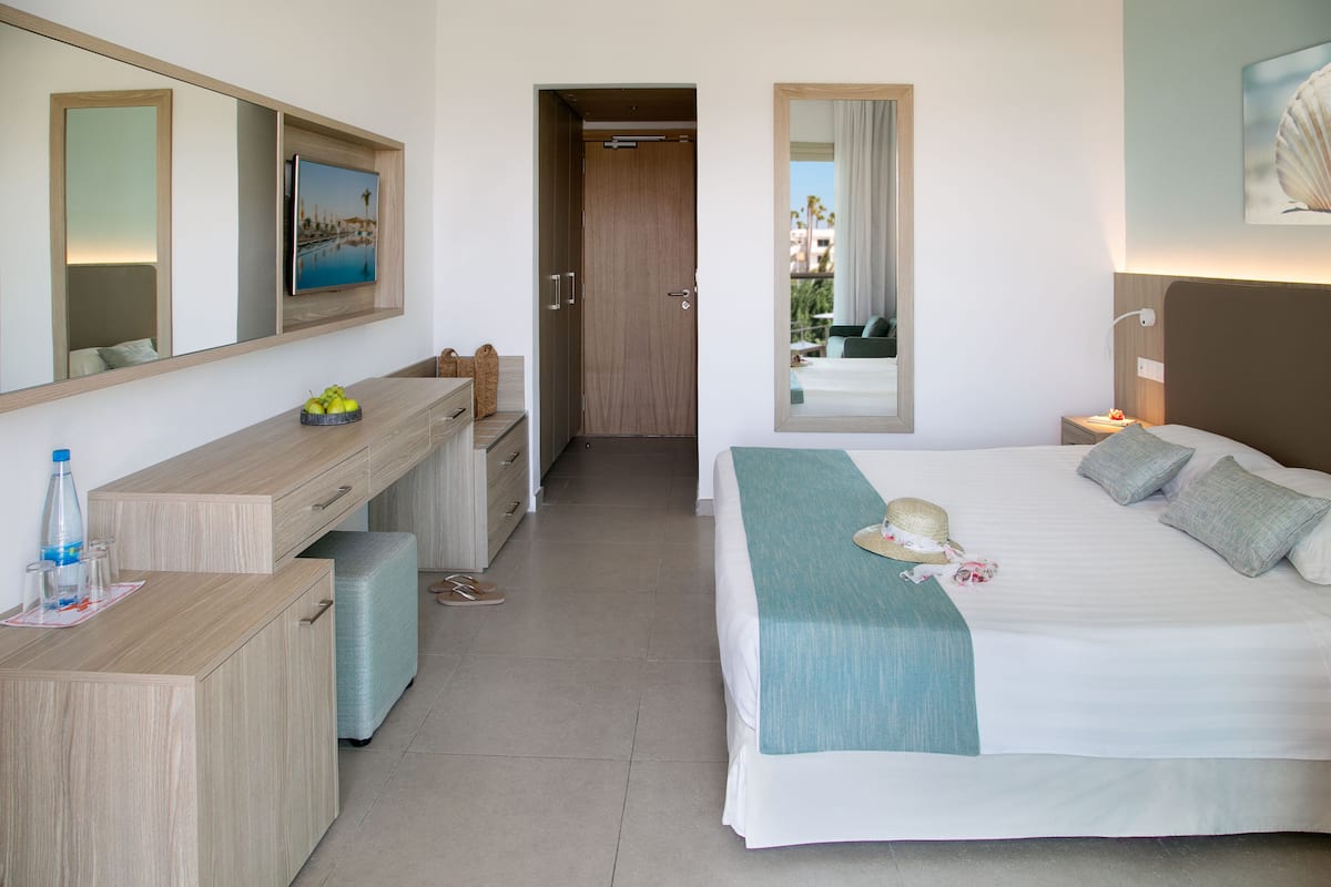 Standard Tek Büyük veya İki Ayrı Yataklı Oda, Bahçe Manzaralı | Odada kasa, güneşlik/perde, ses yalıtımı, ütü/ütü masası