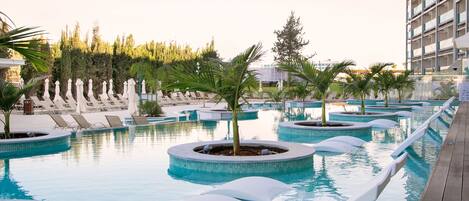 Alberca techada y alberca al aire libre por temporada