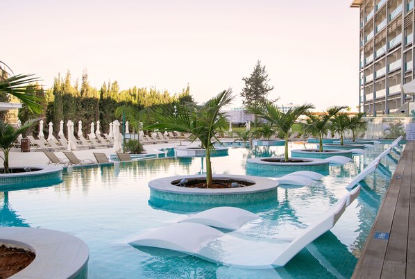 Piscine couverte, piscine extérieure (ouverte en saison)