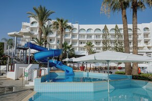 Innenpool, Außenpool (je nach Saison geöffnet), Sonnenschirme