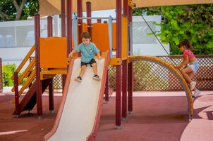Um parquinho com escorrega e estruturas de escalada.
