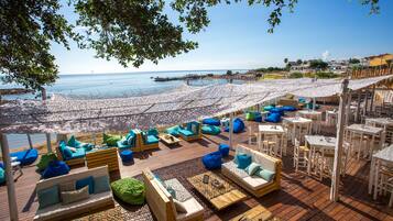 4 bars/lounges, 2 strandbars, een poolbar