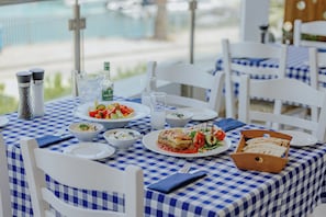 4 restaurants; breakfast, lunch and dinner served 