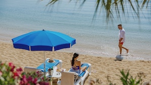 位於海灘上、白沙、浮潛、2 間海灘酒吧
