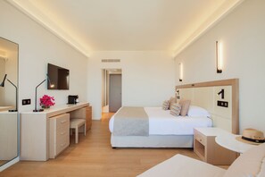 Minibar, caja de seguridad en la habitación y escritorio 