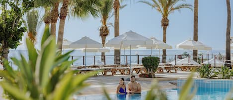 Inomhuspool, en sÀsongsöppen utomhuspool, parasoller och solstolar