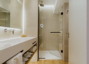 Free toiletries, hair dryer, slippers, towels - The Golden Coast Beach Hotel (Paralimni)