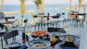 4 restaurants, breakfast served