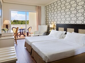 客房内保险箱、办公桌、免费 WiFi、床单