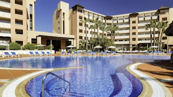 2 outdoor pools, pool loungers