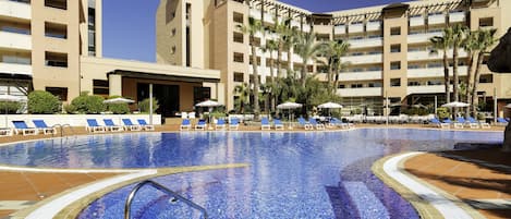 2 outdoor pools, pool loungers