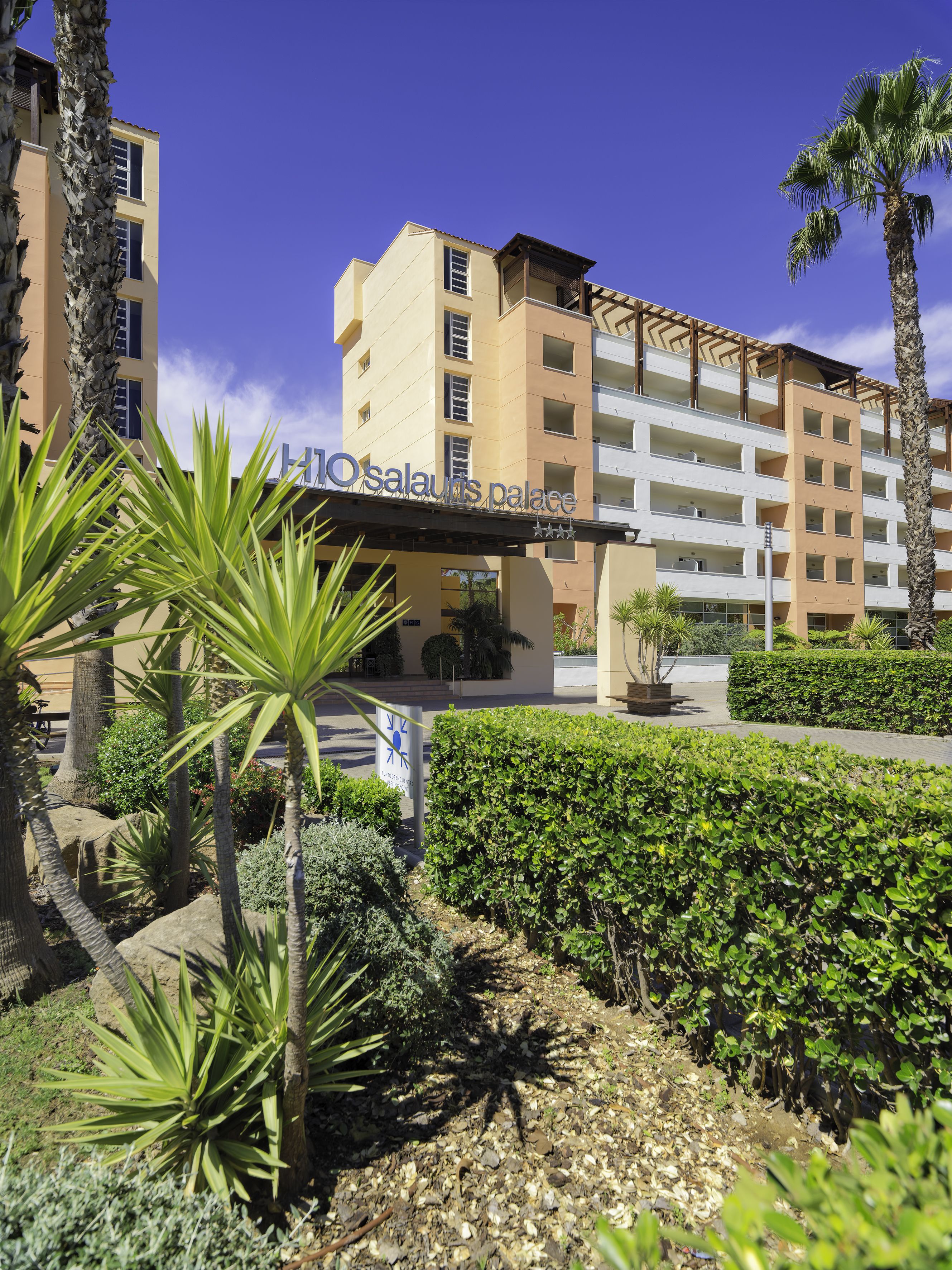 Un hotel modern amb un rètol que diu "Salais Palace".