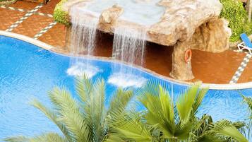 2 albercas al aire libre y camastros