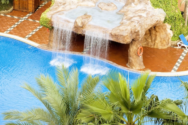 2 kolam renang terbuka, kerusi lepak pantai