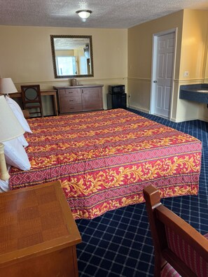 Basic Room, 1 King Bed, Non Smoking | Premium bedding, desk, iron/ironing board, free WiFi - American Star Inn & Suites Atlantic City (Galloway)