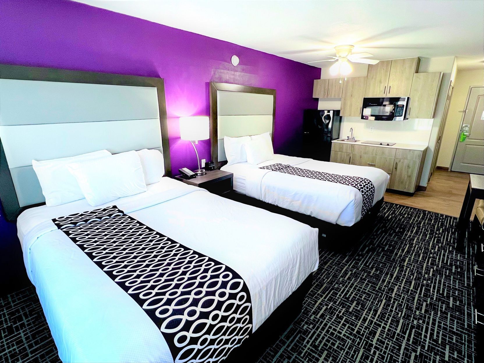 Ropa de cama de alta calidad, escritorio y cortinas blackout 