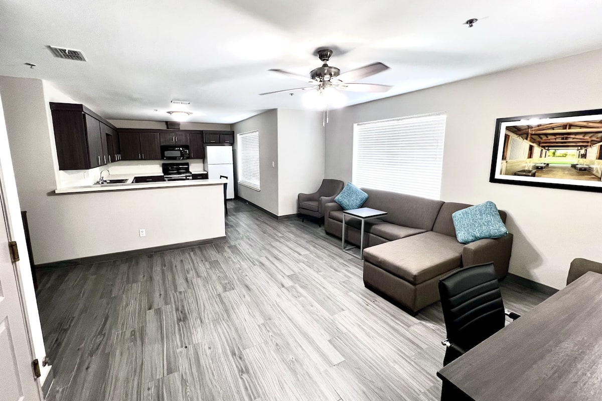 Un appartement moderne comprenant une cuisine, un coin repas et un salon.