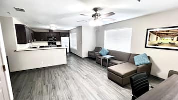 Apartamento, varias camas, no fumadores | Zona de estar | Una televisión de pantalla plana