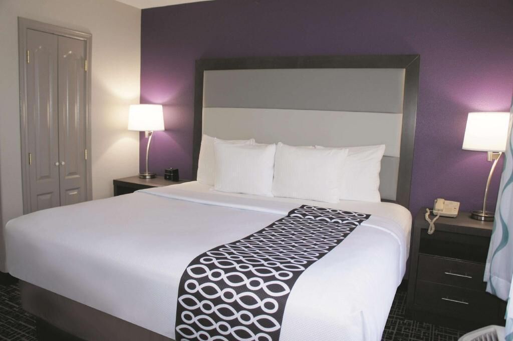 Ropa de cama de alta calidad, escritorio y cortinas blackout 