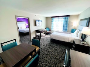 Deluxe-Suite, 1 King-Bett, barrierefrei, Nichtraucher (Mobility/Hearing Impaired Accessible) | Hochwertige Bettwaren, Schreibtisch, Verdunkelungsvorhänge