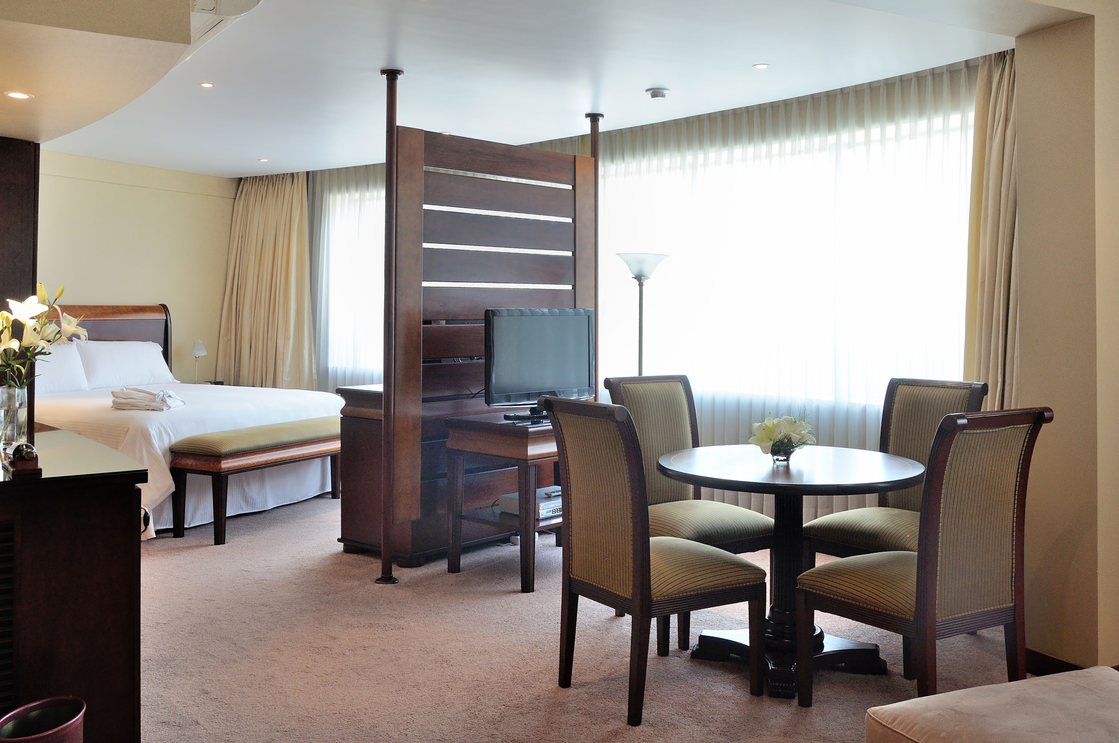 Minibar, värdeförvaringsskåp på rummet och skrivbord