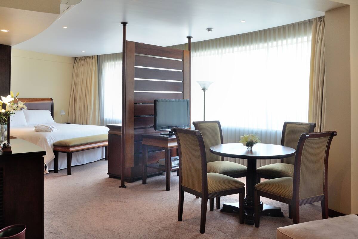 Minibar, värdeförvaringsskåp på rummet och skrivbord