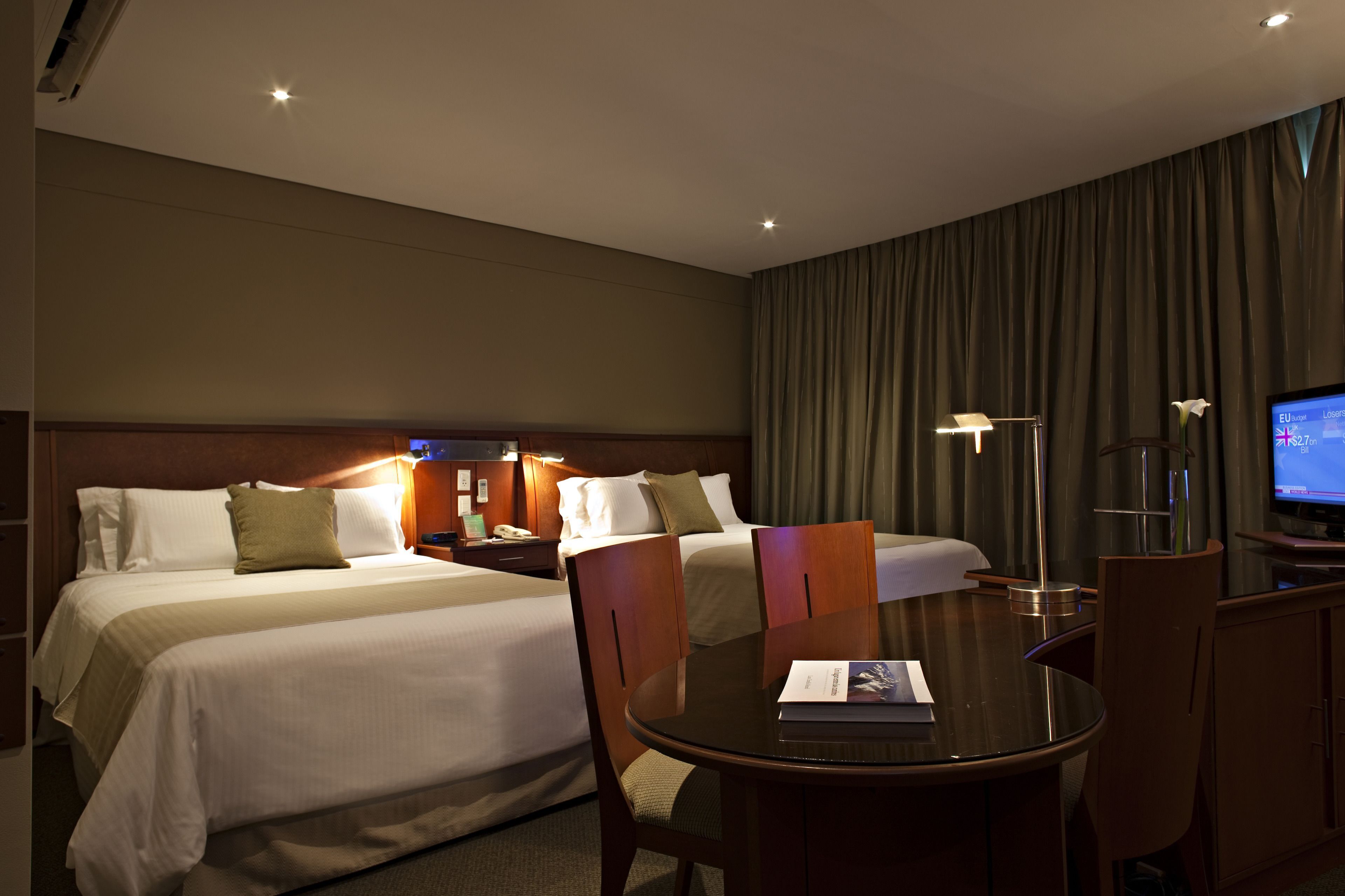 Minibar, värdeförvaringsskåp på rummet och skrivbord