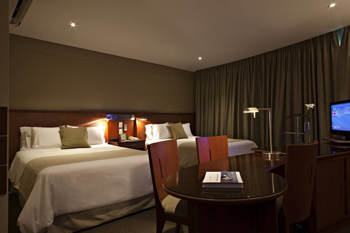 Minibar, värdeförvaringsskåp på rummet och skrivbord