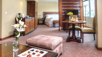 Suite Royal | Minibar, caja de seguridad en la habitación y escritorio