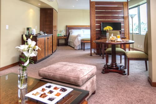 Royal Suite | Minibar, in-room safe, desk, blackout drapes