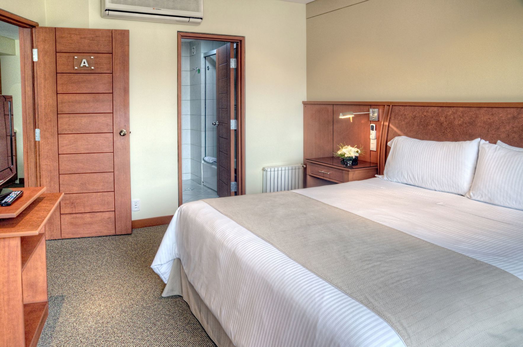 Minibar, värdeförvaringsskåp på rummet och skrivbord