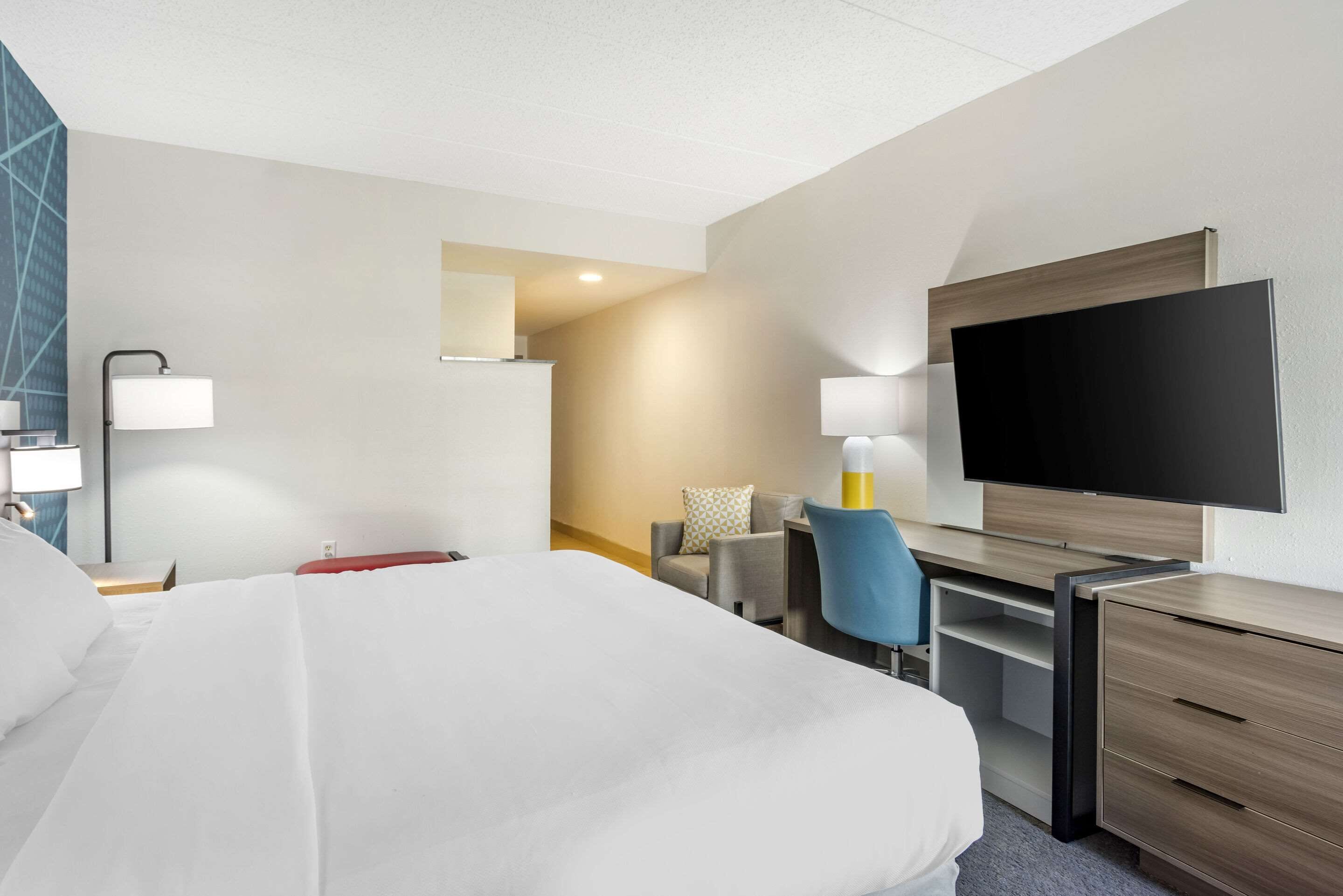 suite, 1 king bed, non smoking | in-room safe, iron/ironing board, free cots/infant beds, rollaway beds