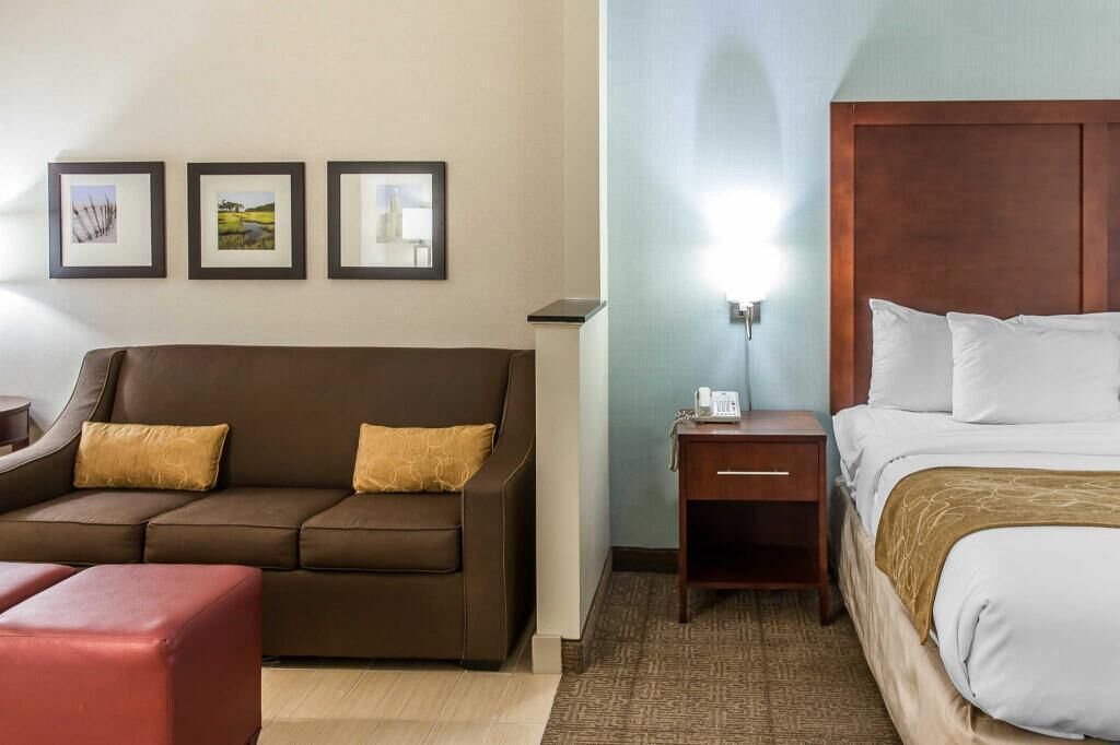 Värdeförvaringsskåp på rummet och strykjärn/strykbräda