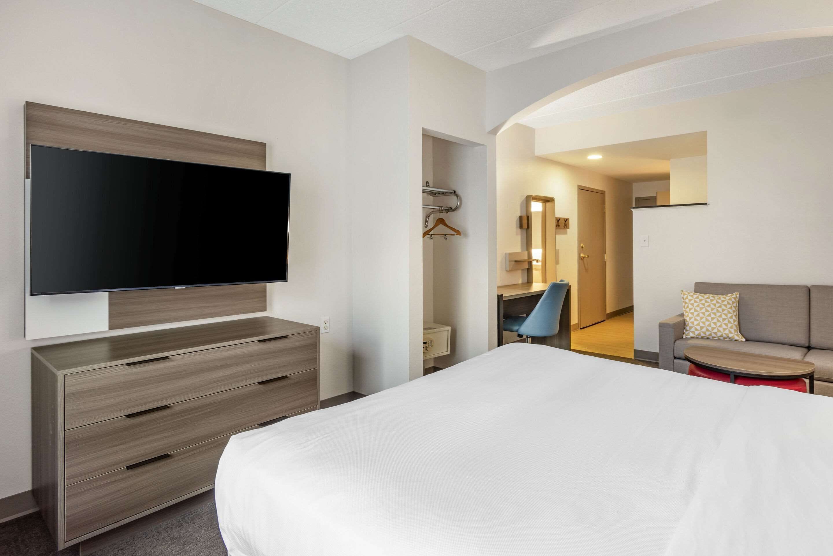 suite, accessible, non smoking | in-room safe, iron/ironing board, free cots/infant beds, rollaway beds