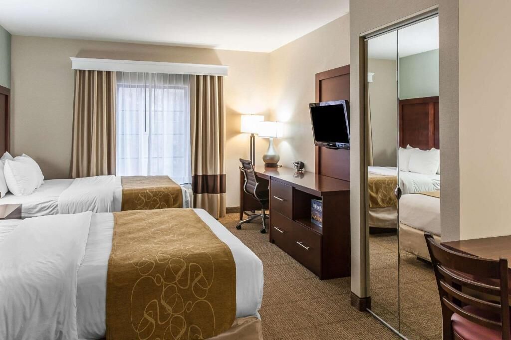 Värdeförvaringsskåp på rummet och strykjärn/strykbräda