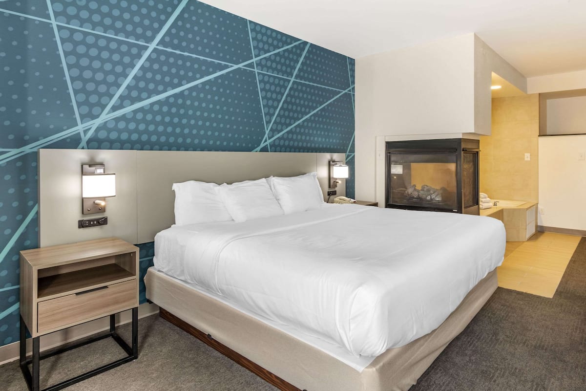 Suite, 1 King Bed, Non Smoking, Fireplace | In-room safe, iron/ironing board, free cribs/infant beds, rollaway beds