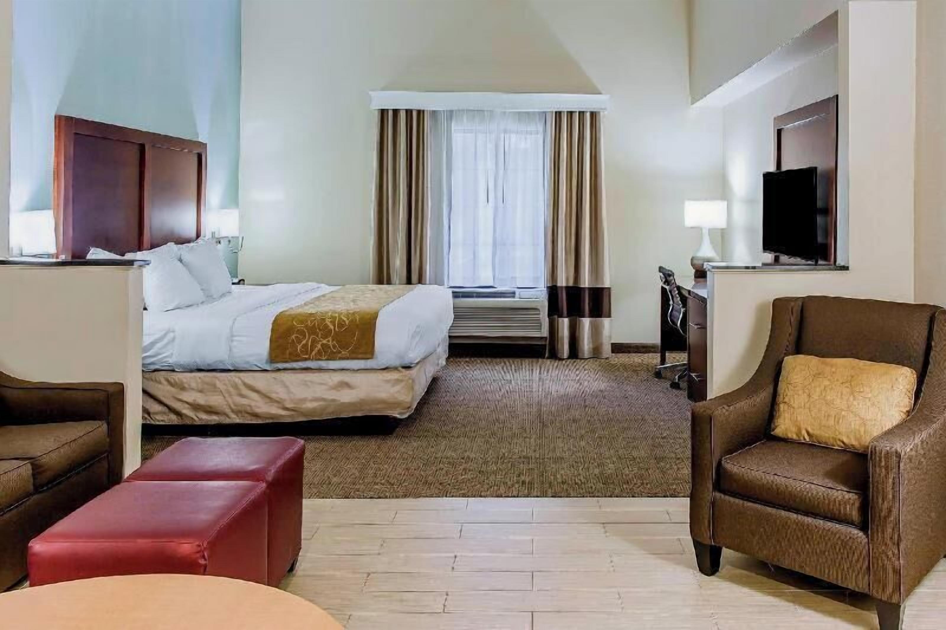 Värdeförvaringsskåp på rummet och strykjärn/strykbräda