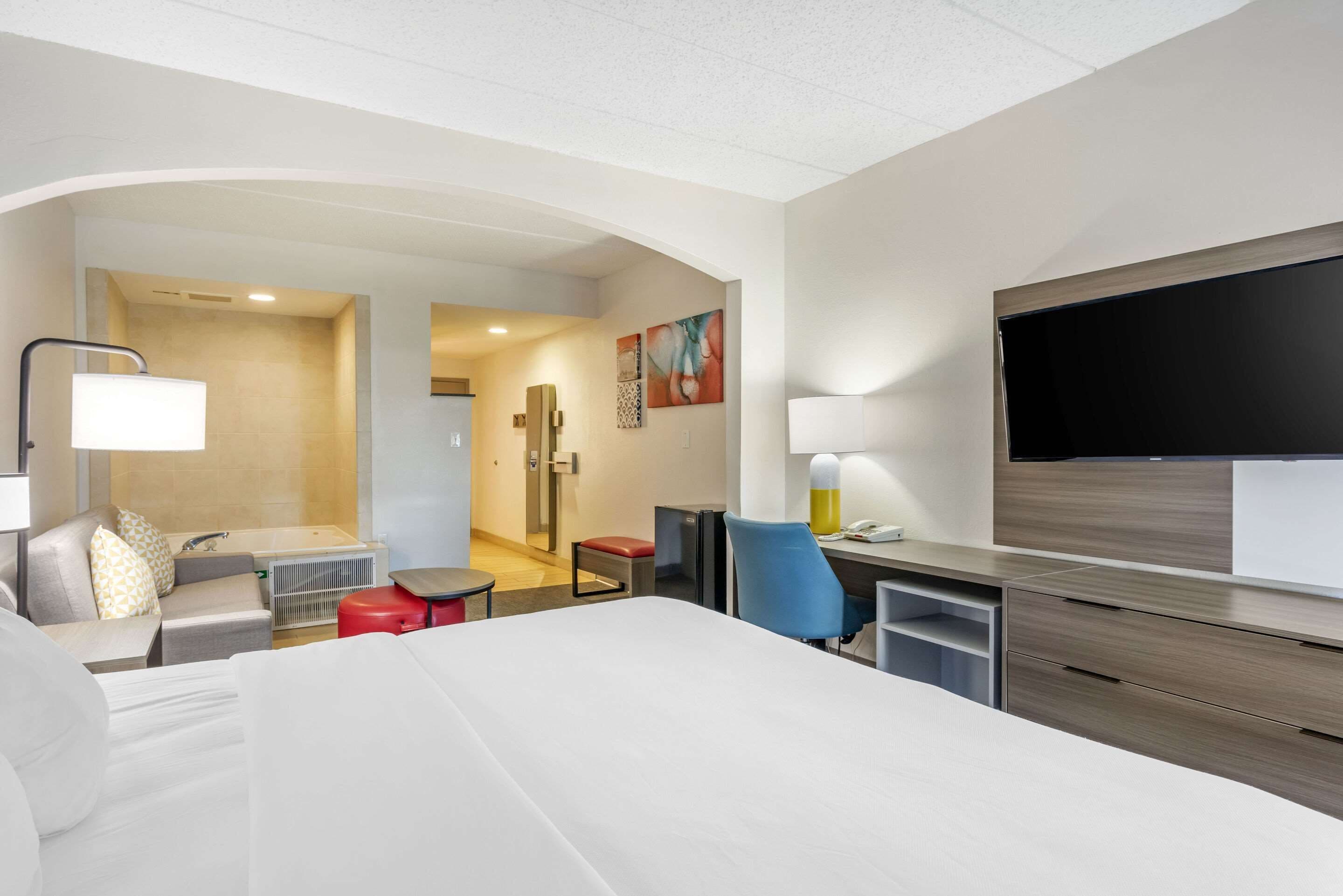 suite, 1 king bed, non smoking, jetted tub | in-room safe, iron/ironing board, free cots/infant beds, rollaway beds