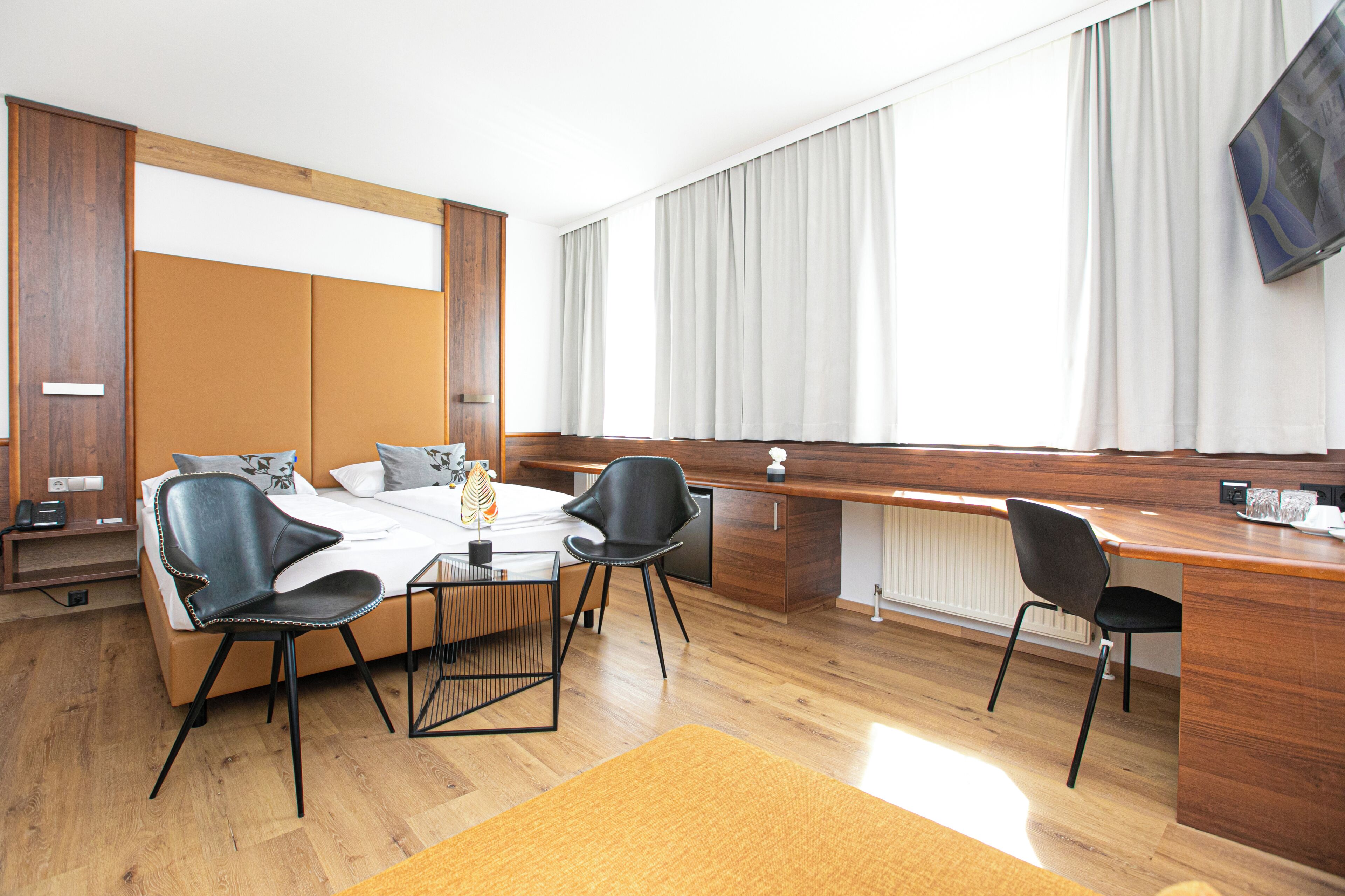 Superior Room mit Kingsize-Bett | เครื่องนอนป้องกันสารก่อภูมิแพ้, ตู้นิรภัยในห้องพัก, โต๊ะทำงาน