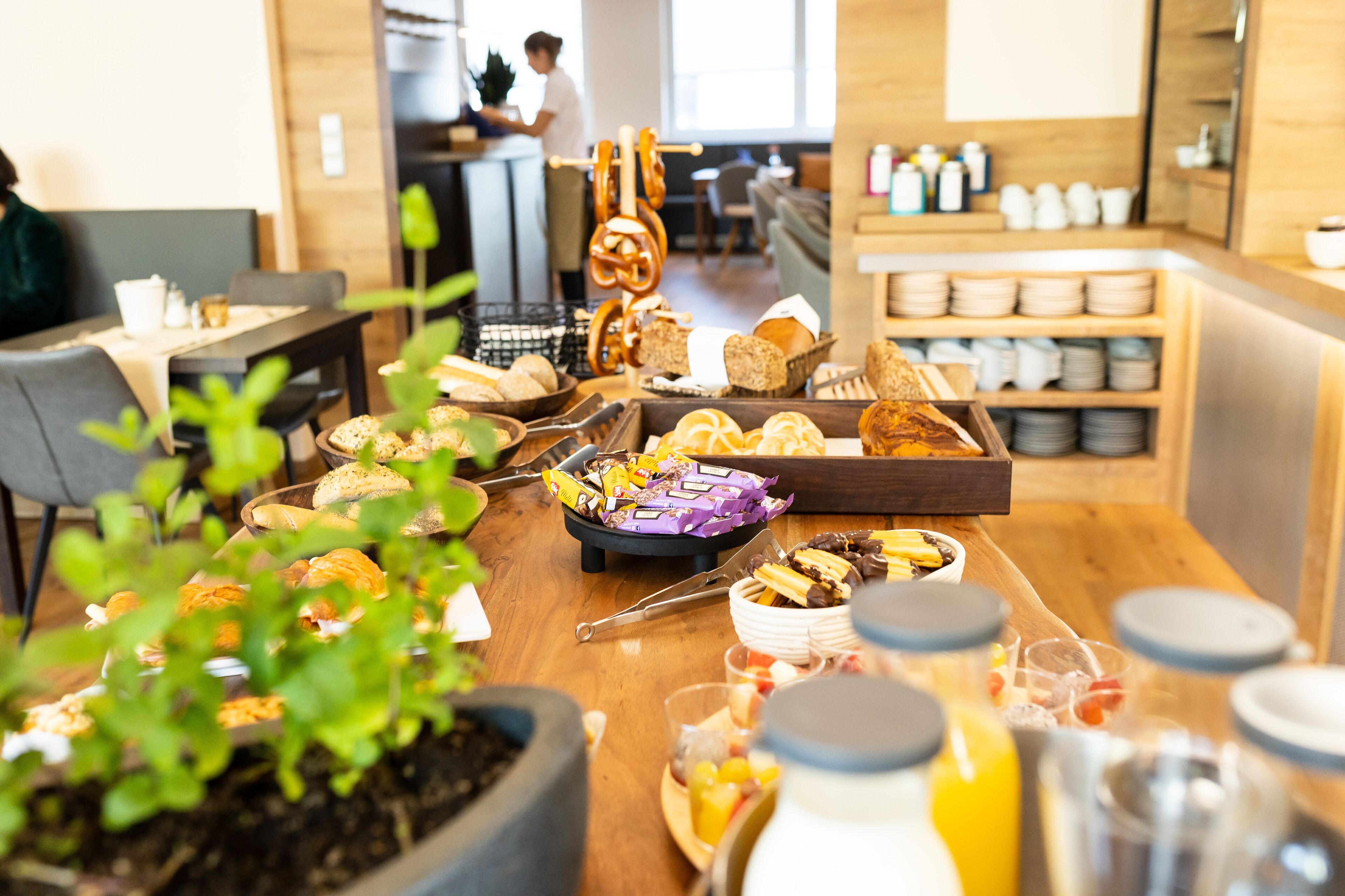 Daily continental breakfast (EUR 19.00 per person)