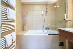 ห้องซูพีเรียทริปเปิล (air conditioning) | ห้องน้ำ | ของใช้ในห้องน้ำฟรี, ไดร์เป่าผม, รองเท้าสวมภายในห้อง, ผ้าเช็ดตัว