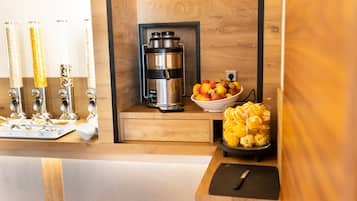 Tägliches kontinentales Frühstück (19.00 EUR pro Person)