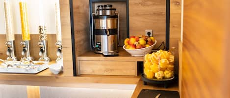 Petit déjeuner continental (19.00 EUR par personne)