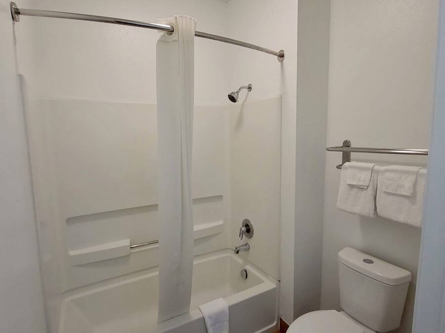 Combined shower/tub, free toiletries, towels