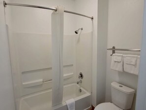 Duschwanne, kostenlose Toilettenartikel, Handtücher