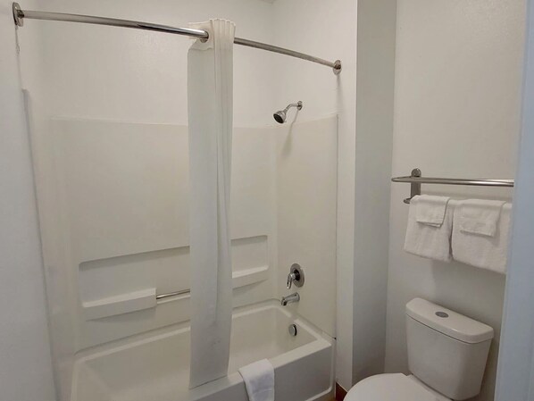 Ensemble baignoire-douche, articles de toilette (gratuits)