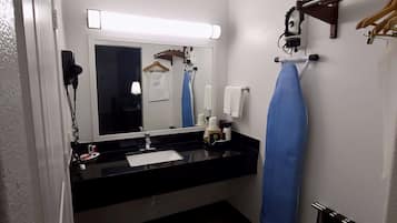 Een bad/douchecombinatie, gratis toiletartikelen, handdoeken