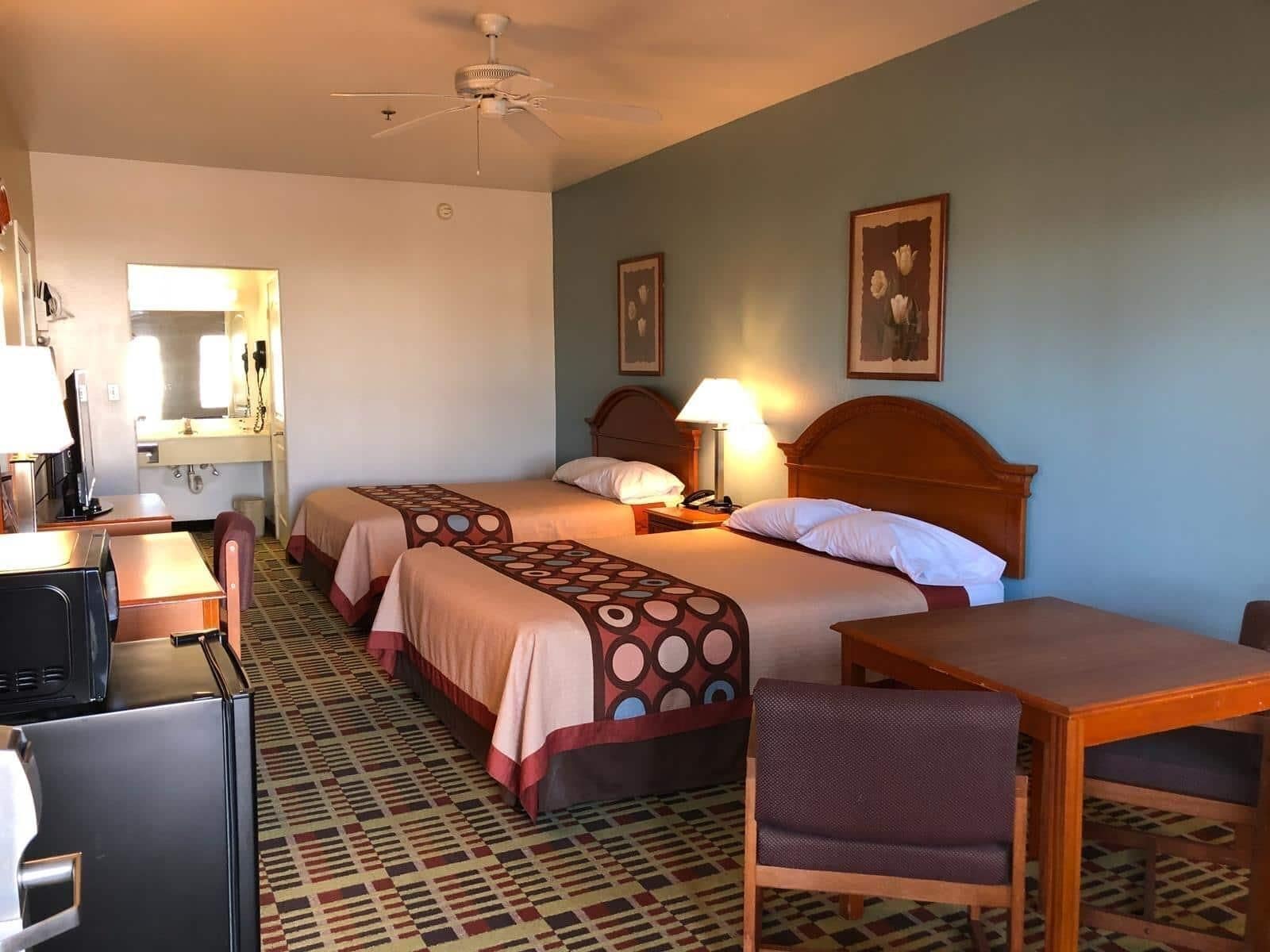Individually furnished, desk, iron/ironing board, free WiFi